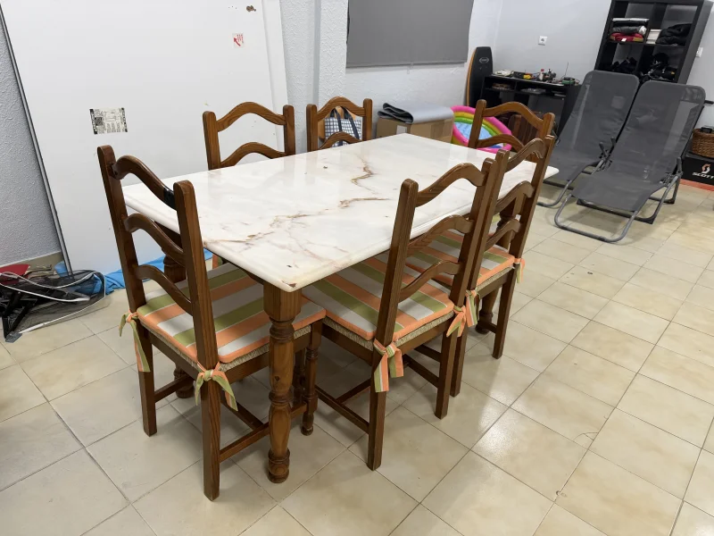 Mesa com tampo em Marmore e 6 cadeiras