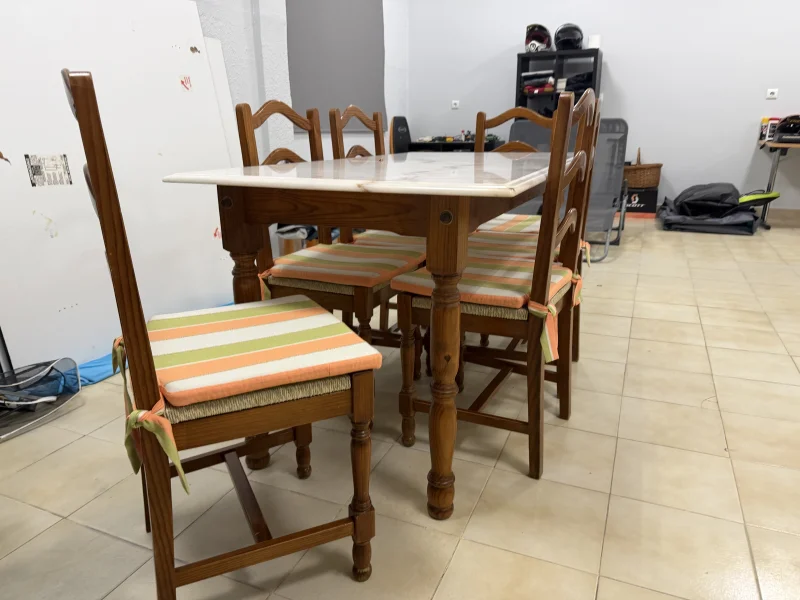 Mesa com tampo em Marmore e 6 cadeiras